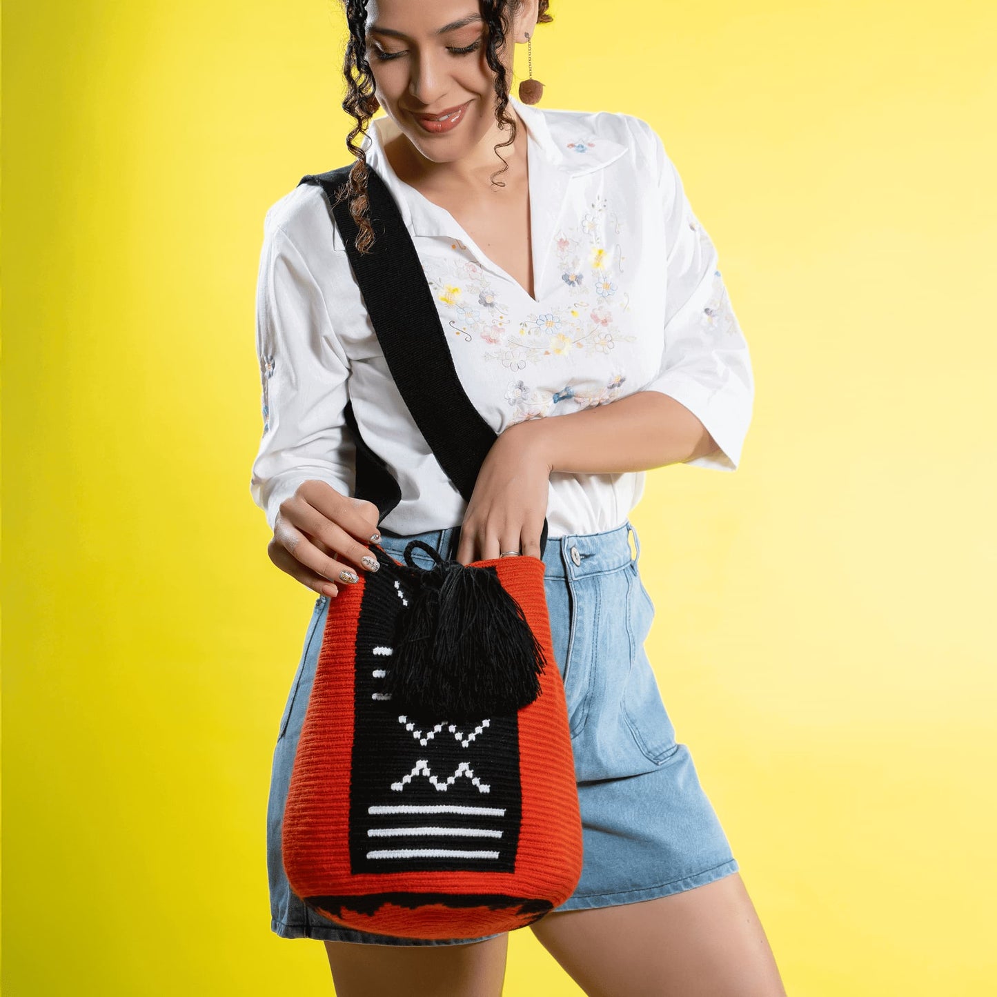 Handmade Wayuu bag by Wayuu artisans, this unique bag in black and red tones with a pre-Columbian geometric design is perfect for everyday use.