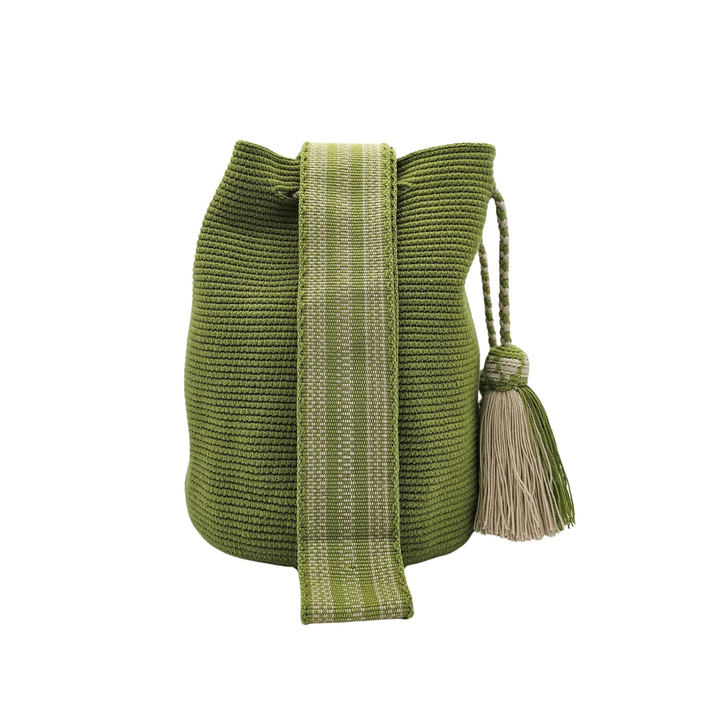 Handmade Wayuu bag in a vibrant green hue, featuring intricate woven details, braided drawstrings, and beige tassels. Ethically crafted by Colombian artisans.