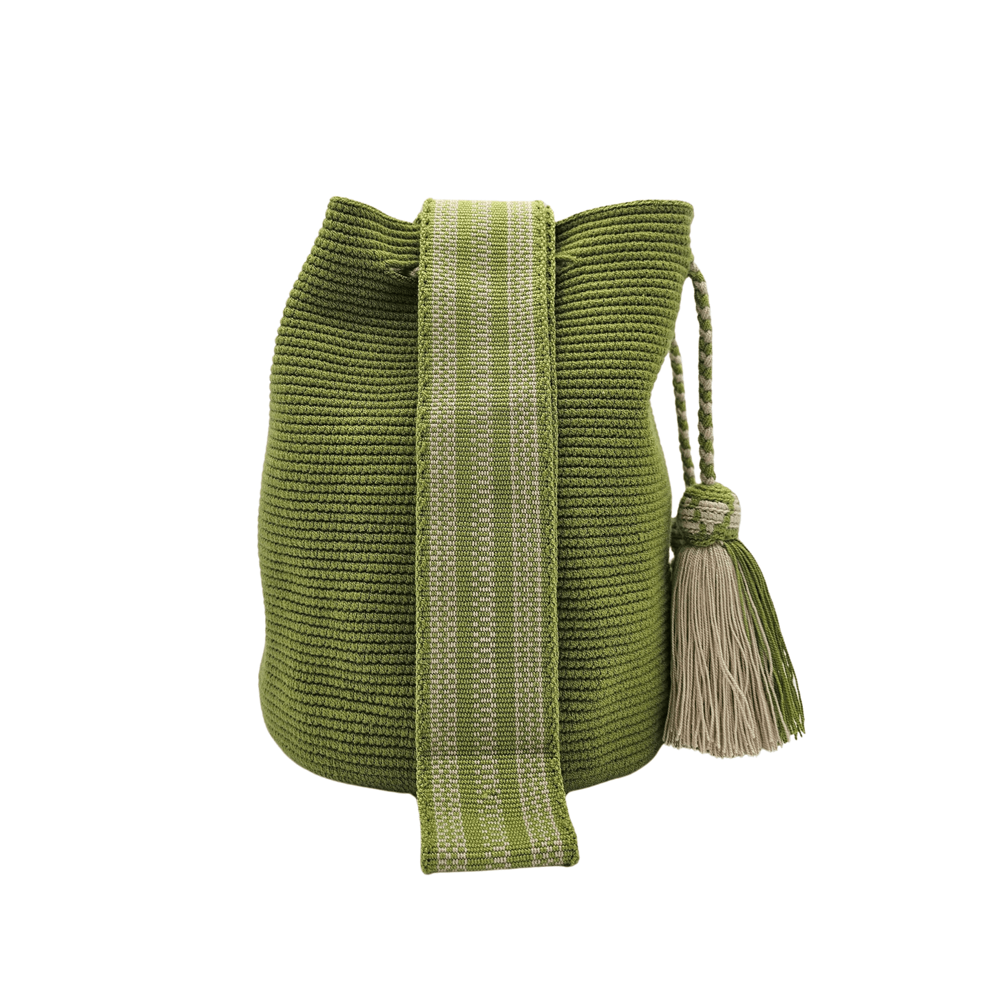 Handmade Wayuu bag in a vibrant green hue, featuring intricate woven details, braided drawstrings, and beige tassels. Ethically crafted by Colombian artisans.
