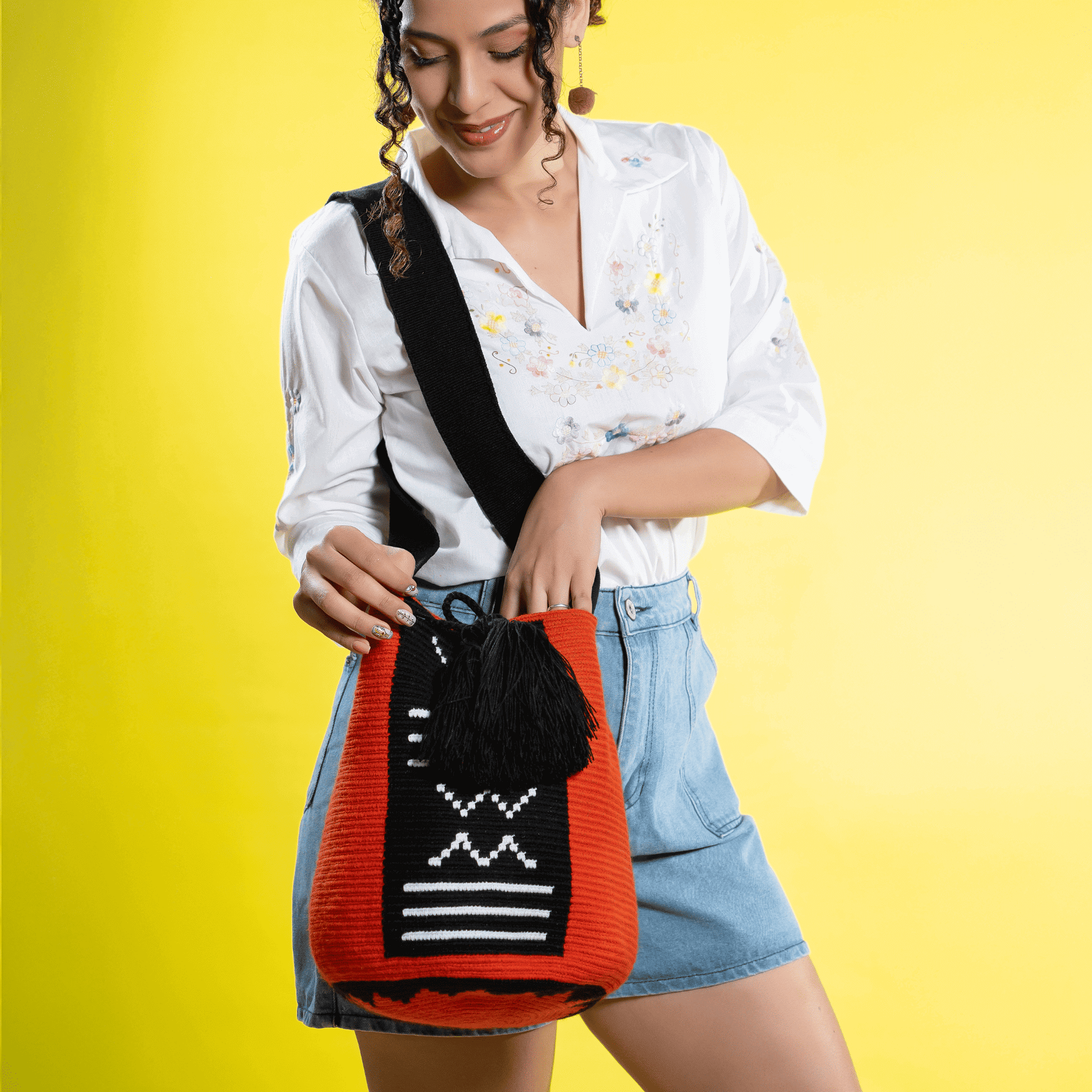 Handmade Wayuu bag by Wayuu artisans, this unique bag in black and red tones with a pre-Columbian geometric design is perfect for everyday use.