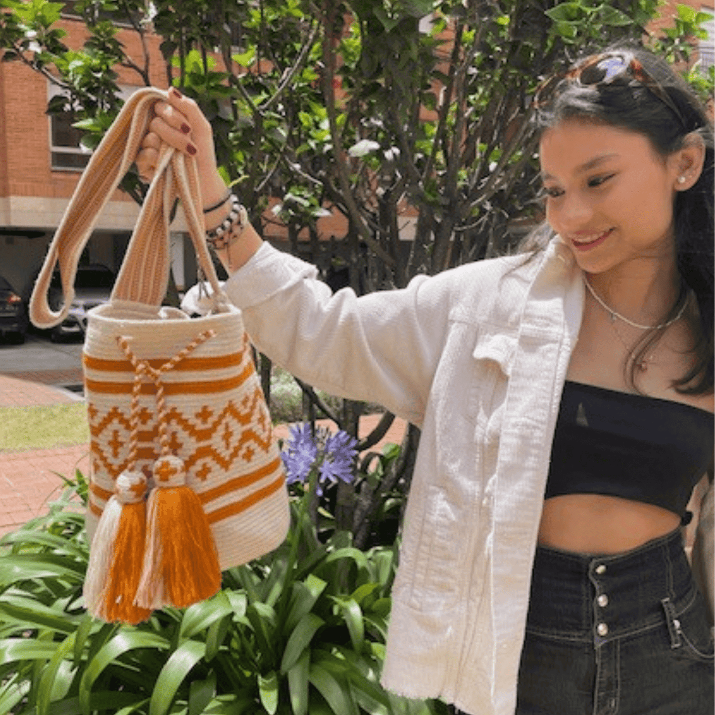 Handmade Wayuu bag by Wayuu artisans, this unique bag in beige and brown with geometric design is perfect for everyday use and any season. Made by Origin Colombia