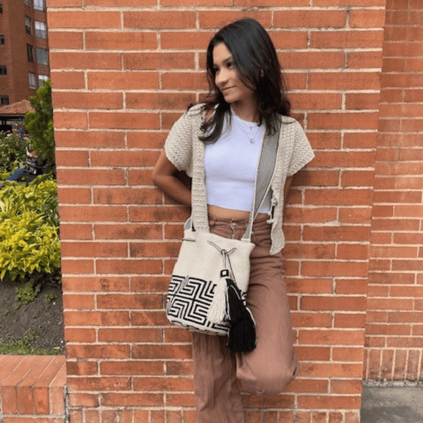 Handmade Wayuu bag by Wayuu artisans, this unique bag in beige and black tones with a pre-Colombian geometric design is perfect for everyday use.