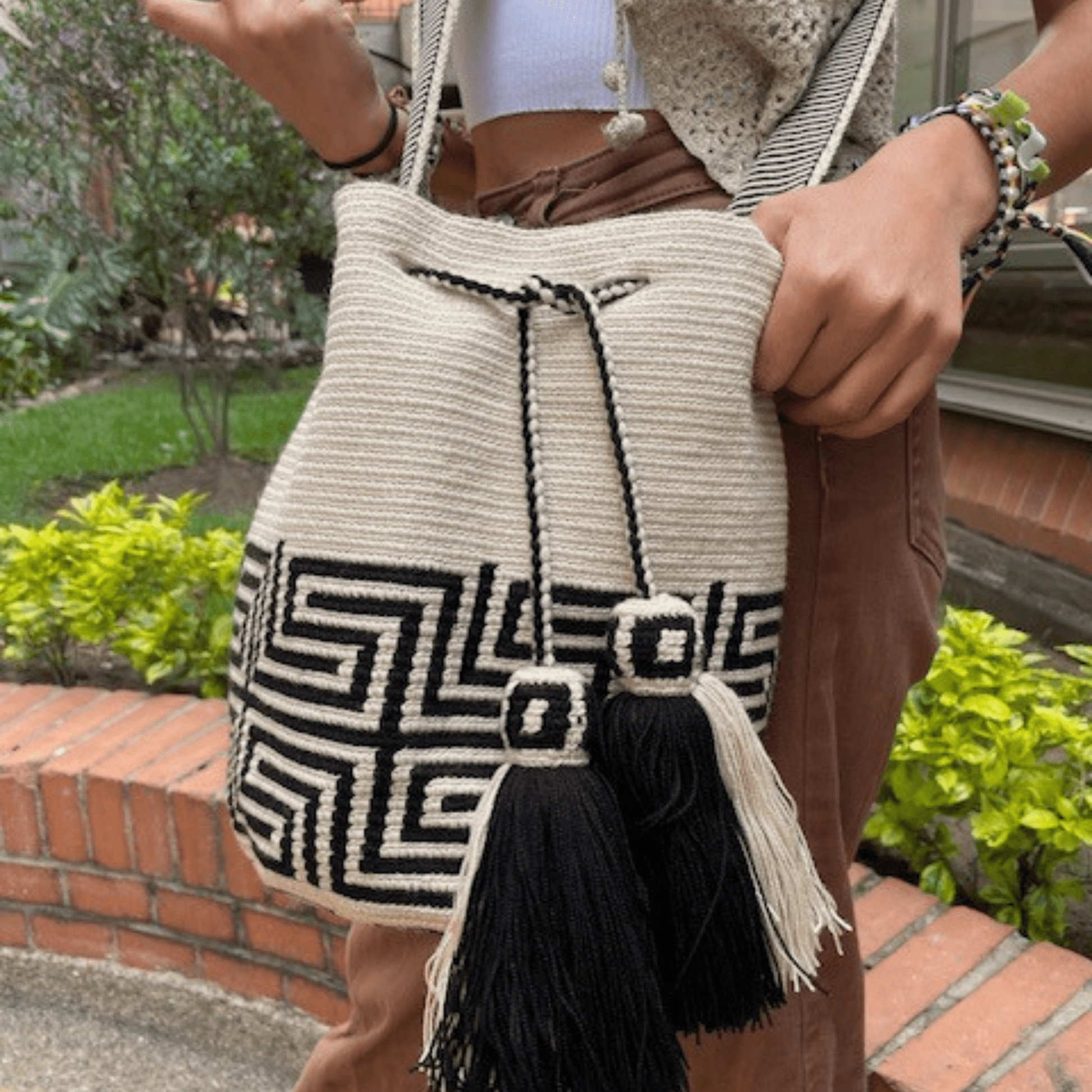 Handmade Wayuu bag by Wayuu artisans, this unique bag in beige and black tones with a pre-Colombian geometric design is perfect for everyday use.