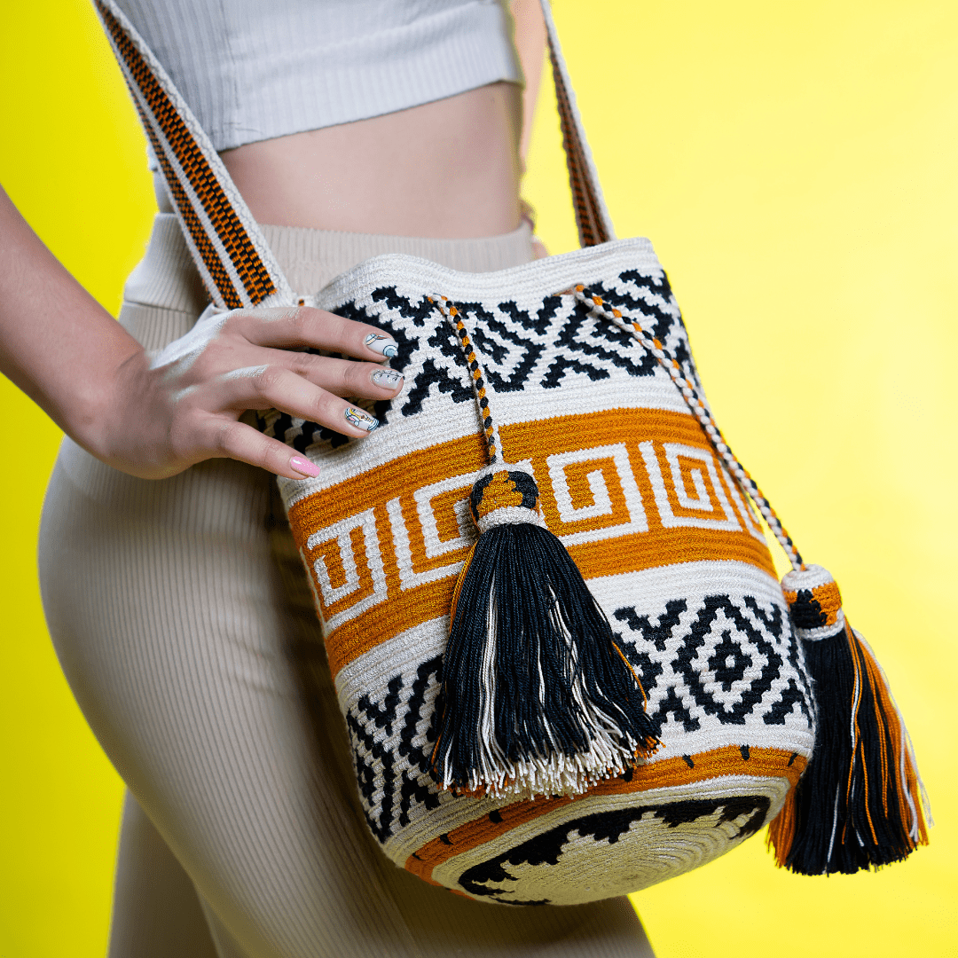 Handmade Wayuu bag in earth tones with a geometric design. Skillfully woven with natural colors, it’s a functional piece of art that highlights the traditional craftsmanship of Wayuu artisans, blending cultural heritage with contemporary style.