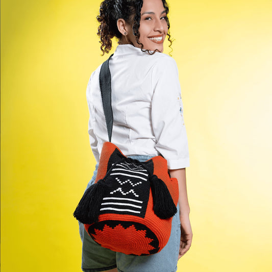 Handmade Wayuu bag by Wayuu artisans, this unique bag in black and red tones with a pre-Columbian geometric design is perfect for everyday use.