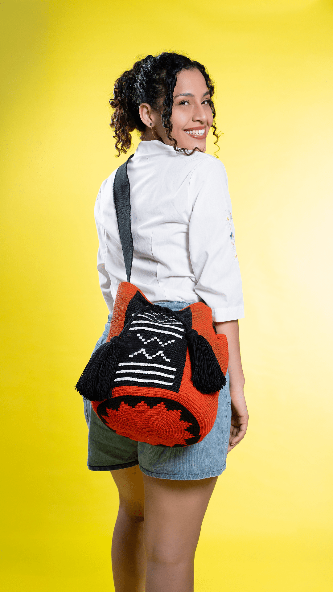 Handmade Wayuu bag by Wayuu artisans, this unique bag in black and red tones with a pre-Columbian geometric design is perfect for everyday use.