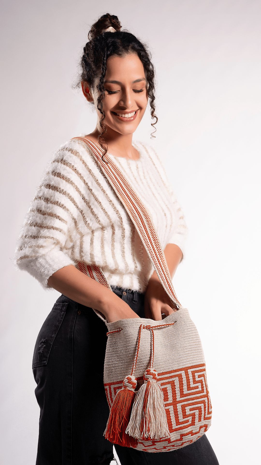 Handmade Wayuu bag by Wayuu artisans, this unique bag in beige and red tones with a pre-Columbian geometric design is perfect for everyday use