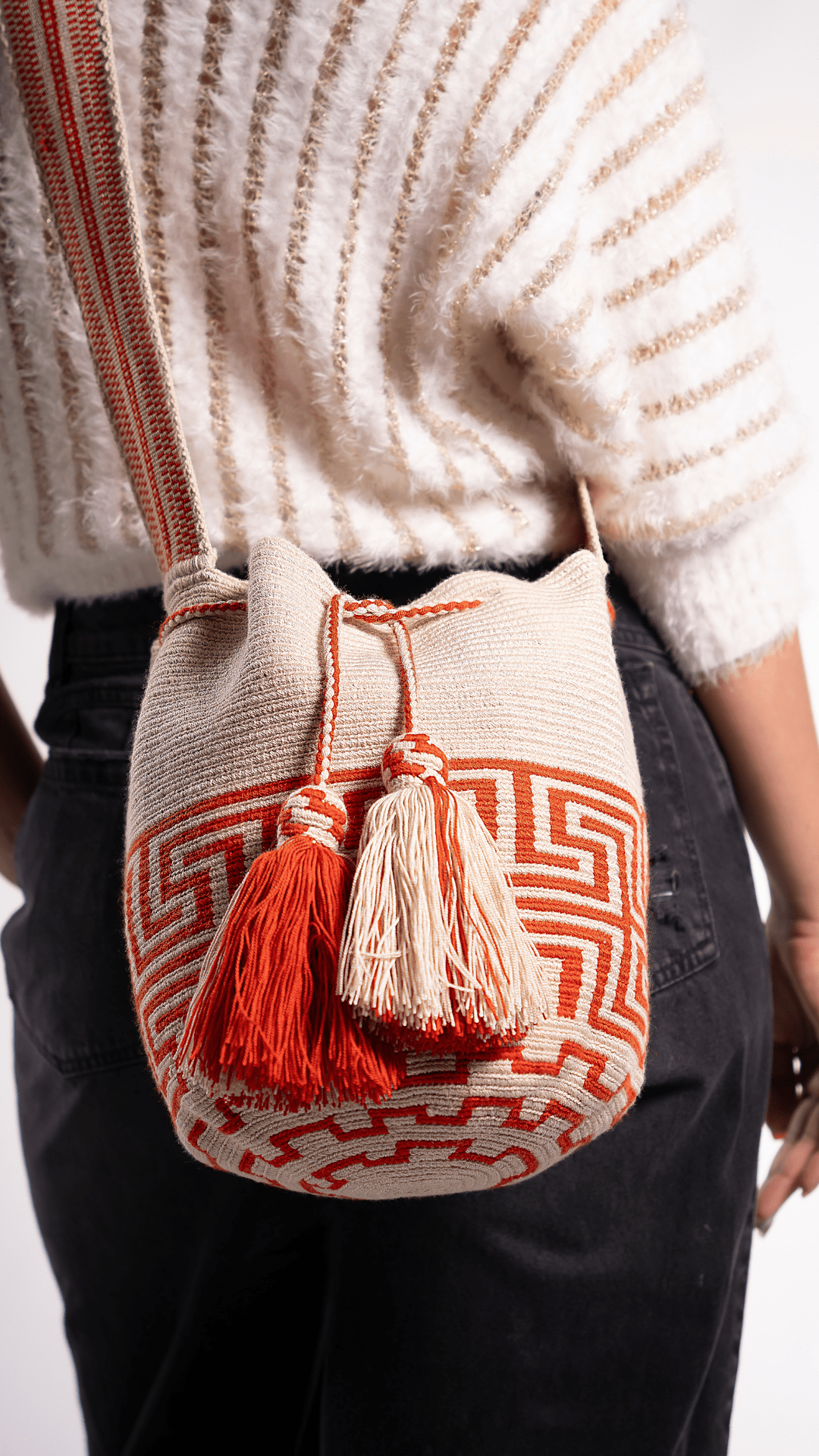 Handmade Wayuu bag by Wayuu artisans, this unique bag in beige and red tones with a pre-Columbian geometric design is perfect for everyday use