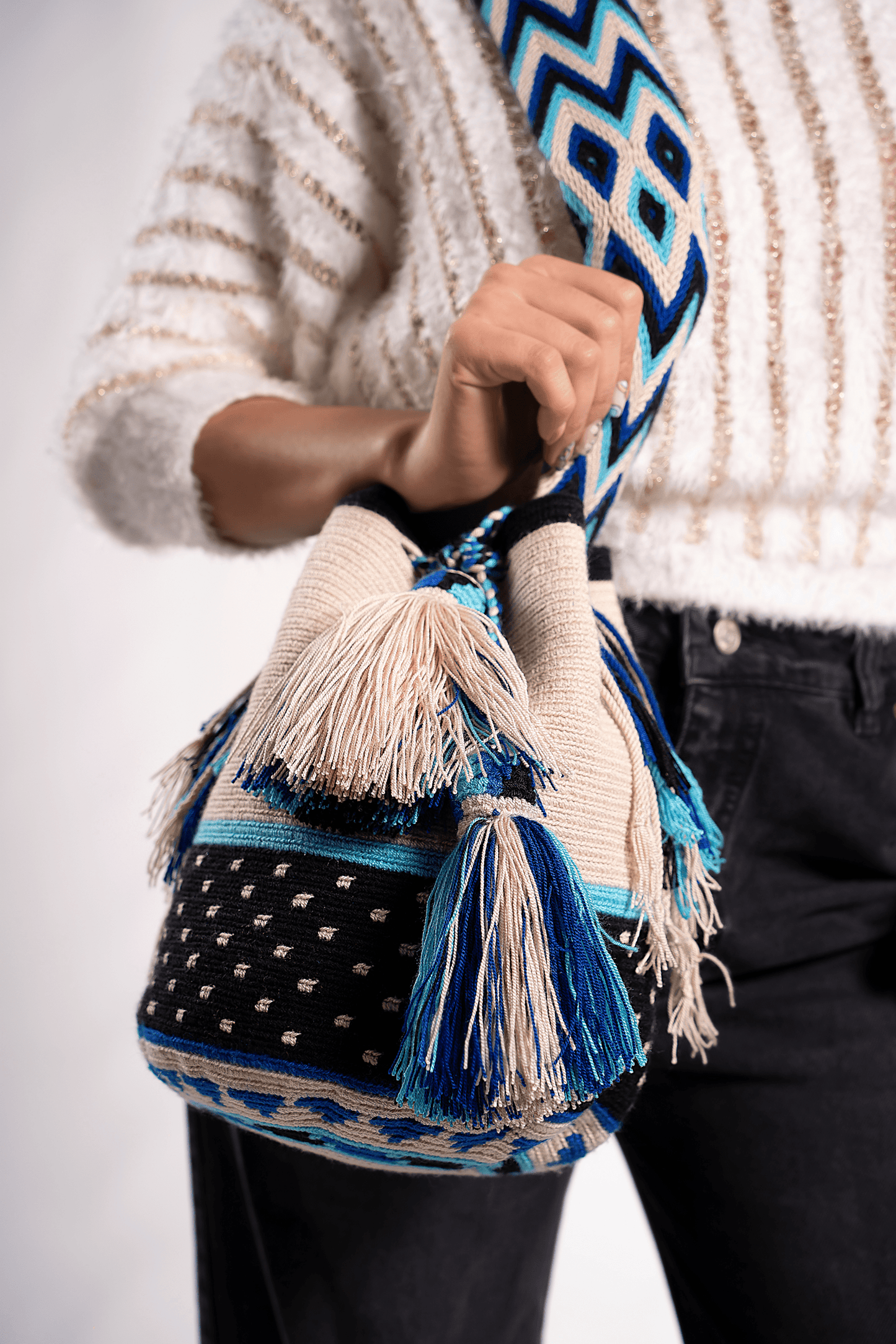 Handmade Wayuu bag by Wayuu artisans, this unique bag in black, beige and aquamarine tones is perfect for everyday use.