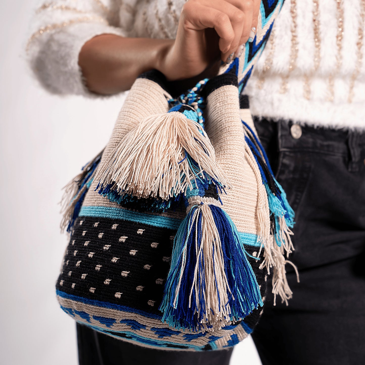 Handmade Wayuu bag by Wayuu artisans, this unique bag in black, beige and aquamarine tones is perfect for everyday use.