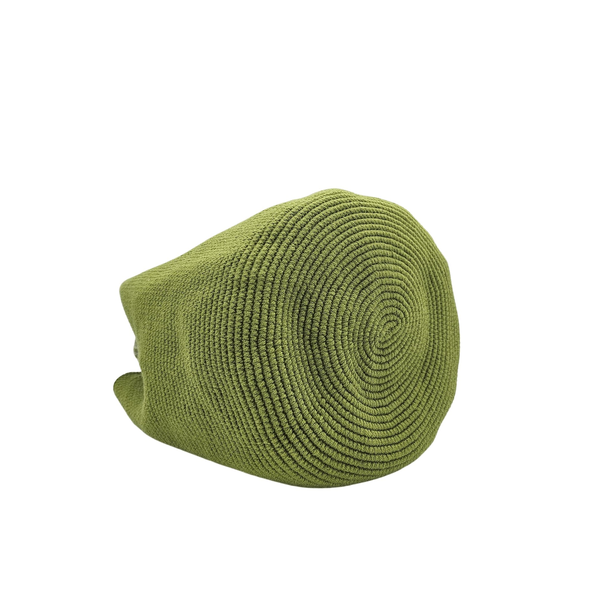 Handmade Wayuu bag in a vibrant green hue, featuring intricate woven details, braided drawstrings, and beige tassels. Ethically crafted by Colombian artisans.