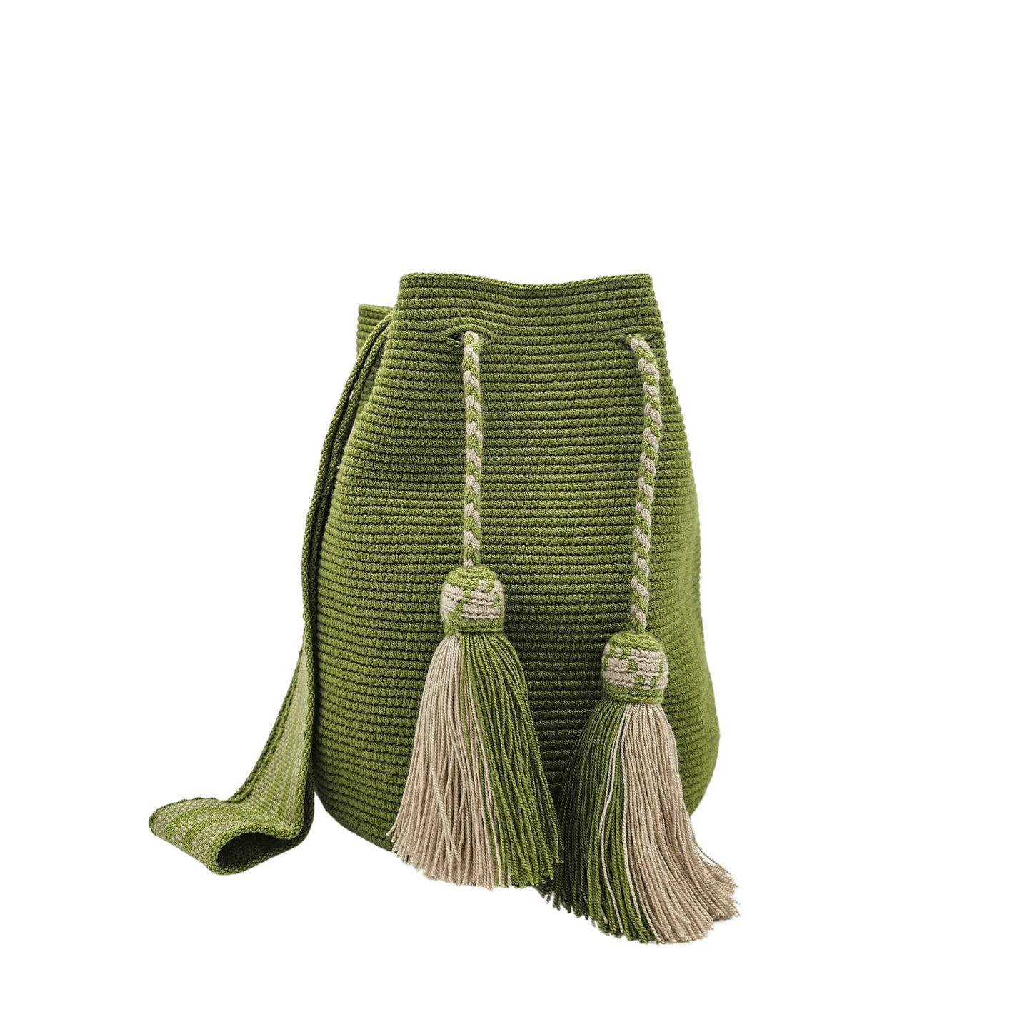 Handmade Wayuu bag in a vibrant green hue, featuring intricate woven details, braided drawstrings, and beige tassels. Ethically crafted by Colombian artisans.