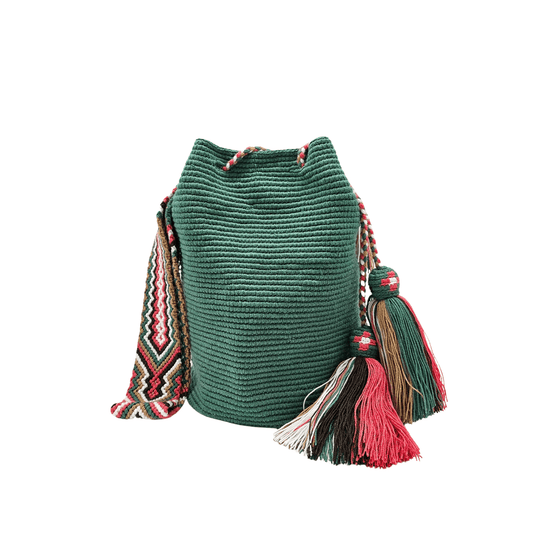 Solid green Wayuu bag with a beautiful macrame strap. Handmade by Colombian artisans, this unique piece adds a touch of elegance to any outfit. 