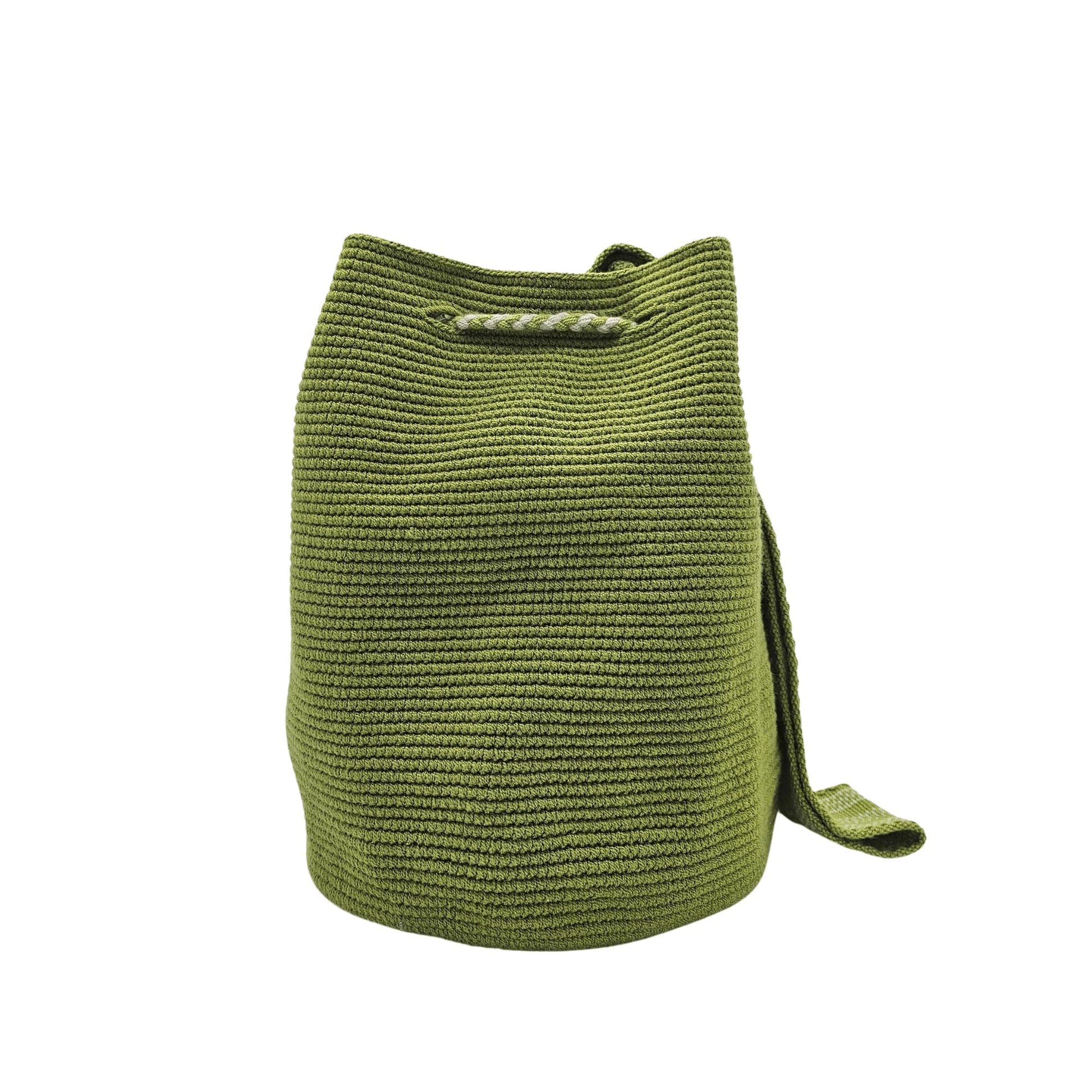 Handmade Wayuu bag in a vibrant green hue, featuring intricate woven details, braided drawstrings, and beige tassels. Ethically crafted by Colombian artisans.