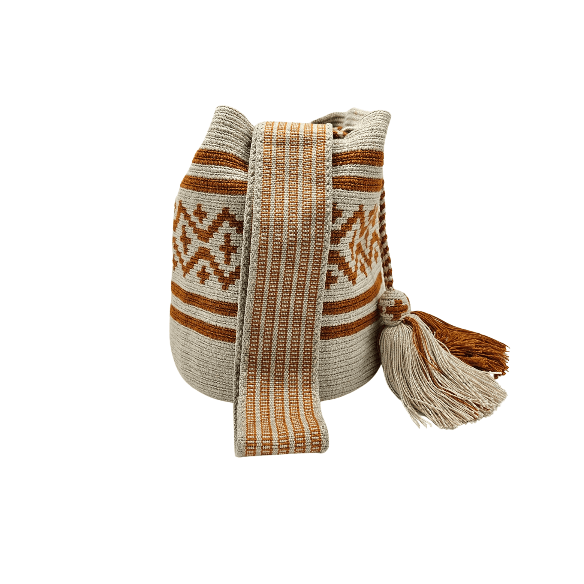 Handmade Wayuu bag by Wayuu artisans, this unique bag in beige and brown with geometric design is perfect for everyday use and any season. Made by Origin Colombia