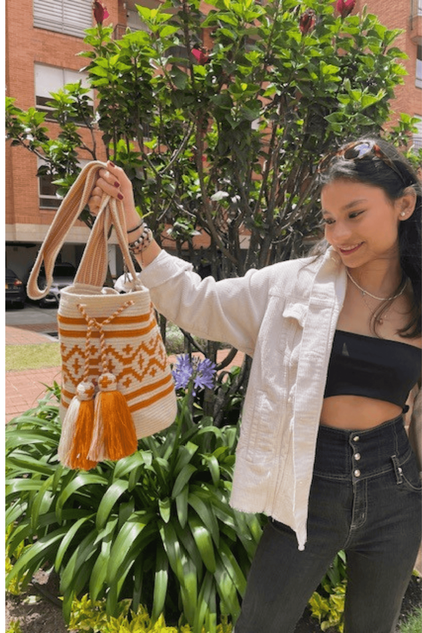 Handmade Wayuu bag by Wayuu artisans, this unique bag in beige and brown with geometric design is perfect for everyday use and any season. Made by Origin Colombia