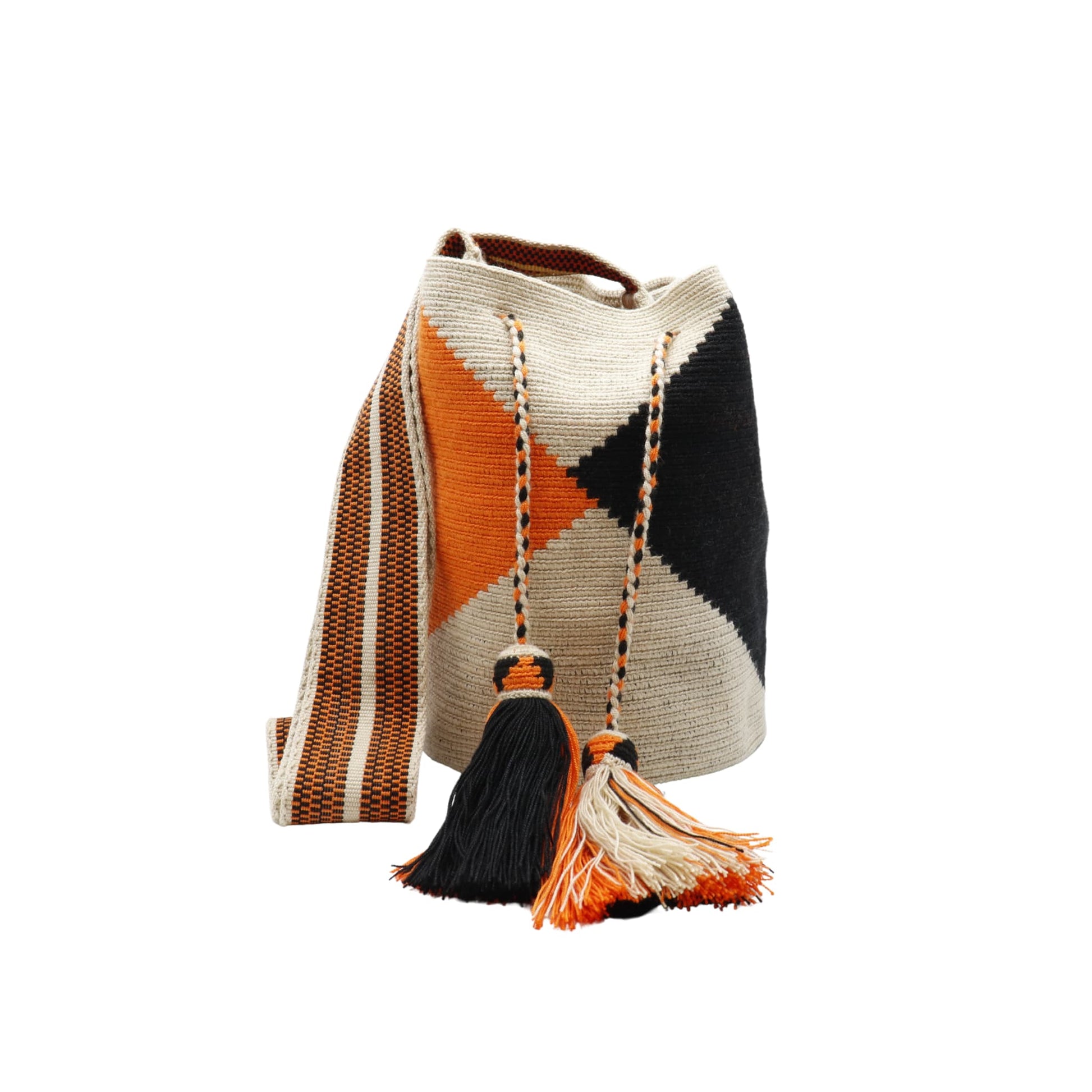 Wayuu bag handmade by artisans in geometric patterns 