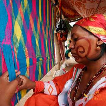 Woman weaving to make Wayuu mochila bags
